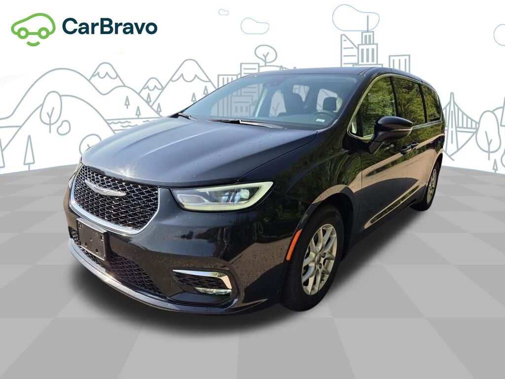 2023 Chrysler Pacifica Touring L — photo 1 of 6