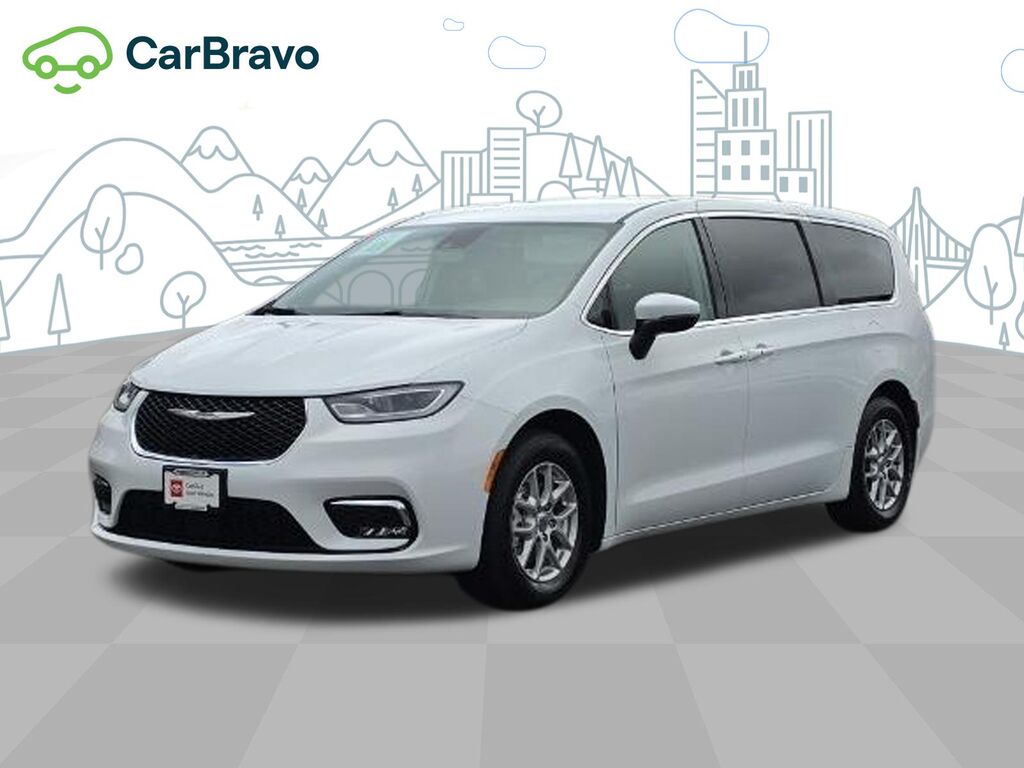 2023 Chrysler Pacifica Touring L — photo 1 of 6