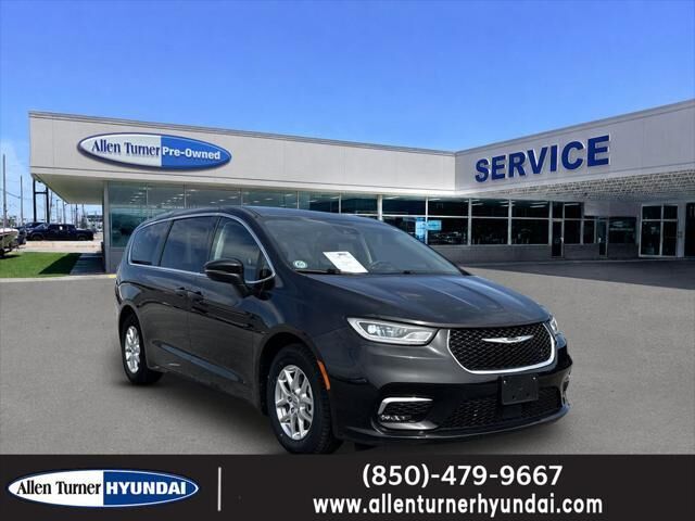 2023 Chrysler Pacifica Touring L — photo 1 of 13