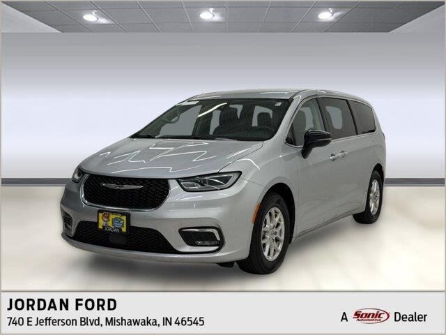 2024 Chrysler Pacifica Touring L — photo 1 of 2