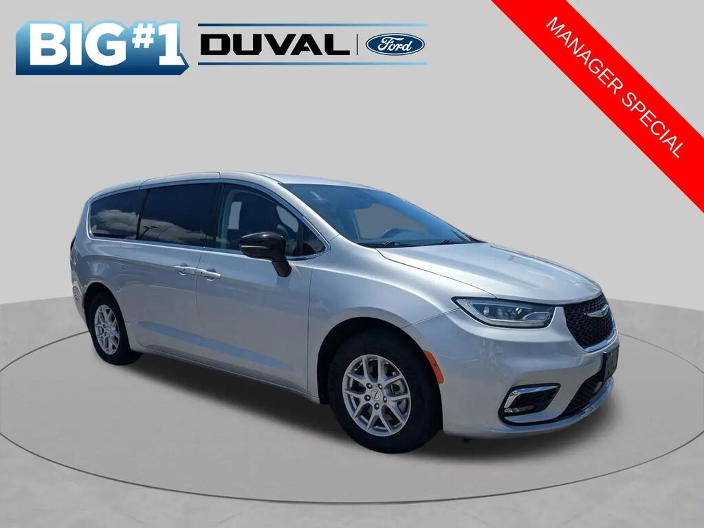 2024 Chrysler Pacifica Touring L — photo 1 of 13