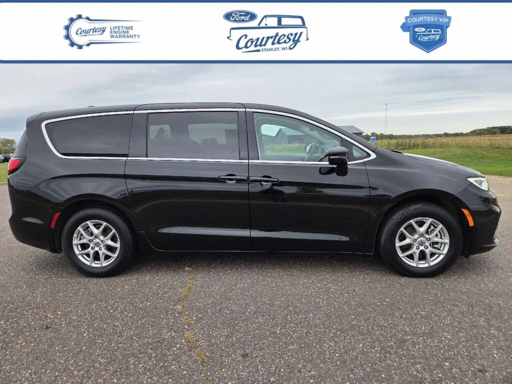 2024 Chrysler Pacifica Touring L — photo 1 of 13