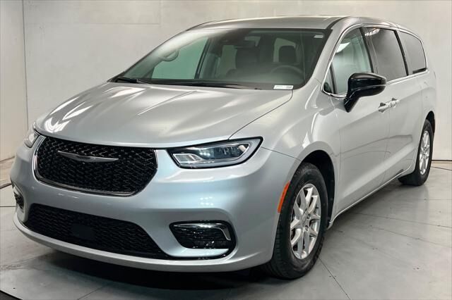 2024 Chrysler Pacifica Touring L — photo 1 of 13