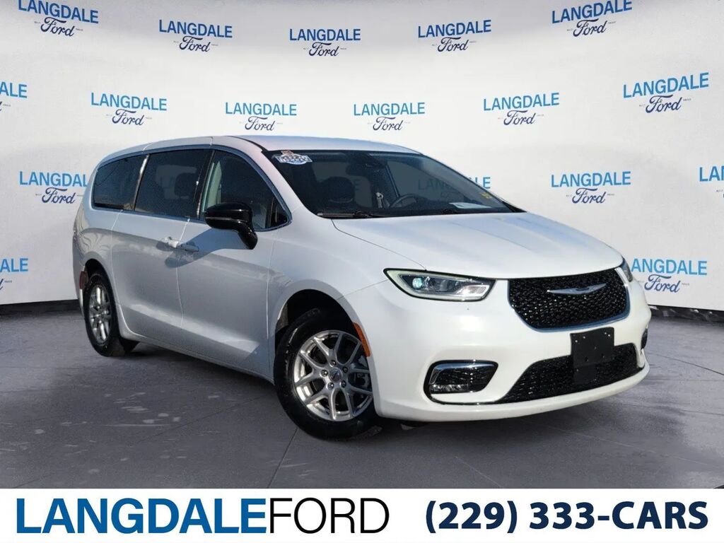 2024 Chrysler Pacifica Touring L — photo 1 of 13