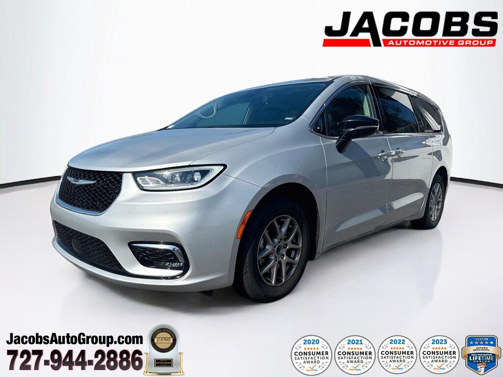 2024 Chrysler Pacifica Touring L — photo 1 of 13