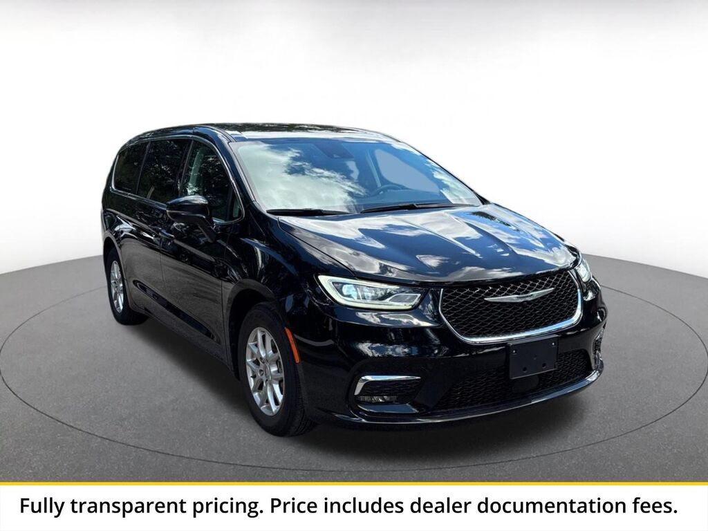 2024 Chrysler Pacifica Touring L — photo 1 of 11