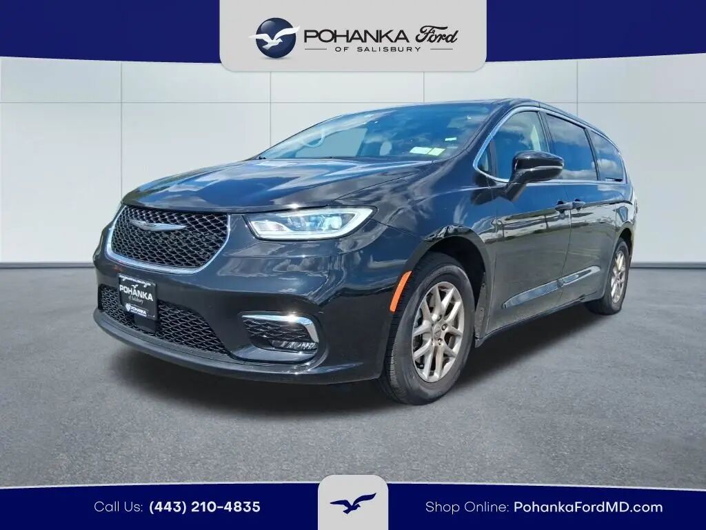 2024 Chrysler Pacifica Touring L — photo 1 of 13