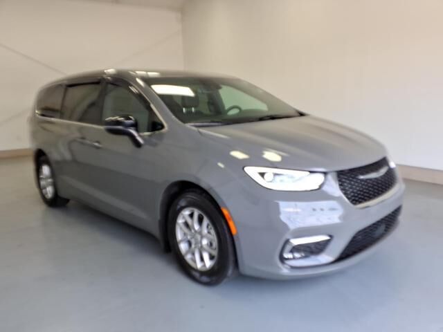 2025 Chrysler Pacifica Select — photo 1 of 7