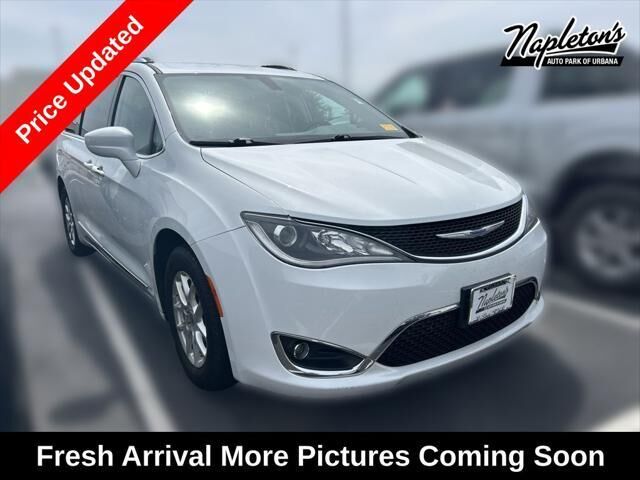 2020 Chrysler Pacifica Touring L — photo 1 of 11