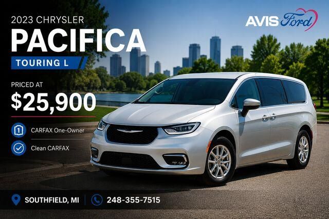 2023 Chrysler Pacifica Touring L — photo 1 of 13