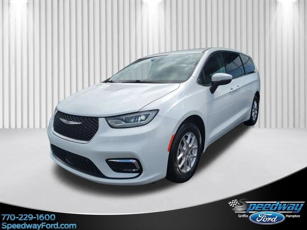 2023 Chrysler Pacifica Touring L — photo 1 of 13