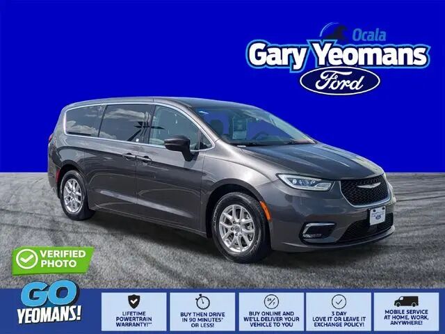 2023 Chrysler Pacifica Touring L — photo 1 of 13