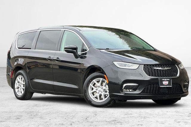 2023 Chrysler Pacifica Touring L — photo 1 of 10