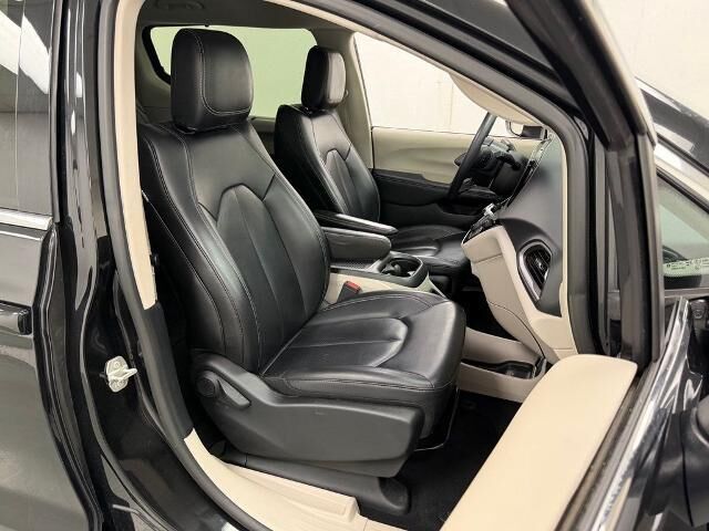 2023 Chrysler Pacifica Touring L — photo 1 of 1