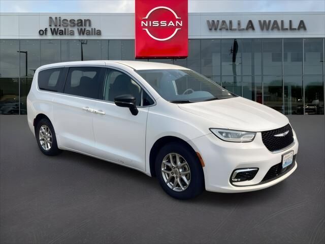 2024 Chrysler Pacifica Touring L — photo 1 of 13