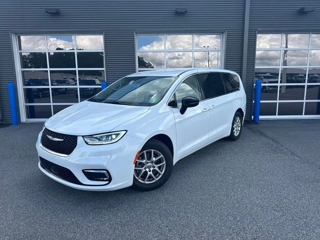 2024 Chrysler Pacifica Touring L — photo 1 of 5