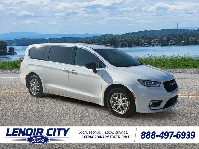 2024 Chrysler Pacifica Touring L — photo 1 of 13