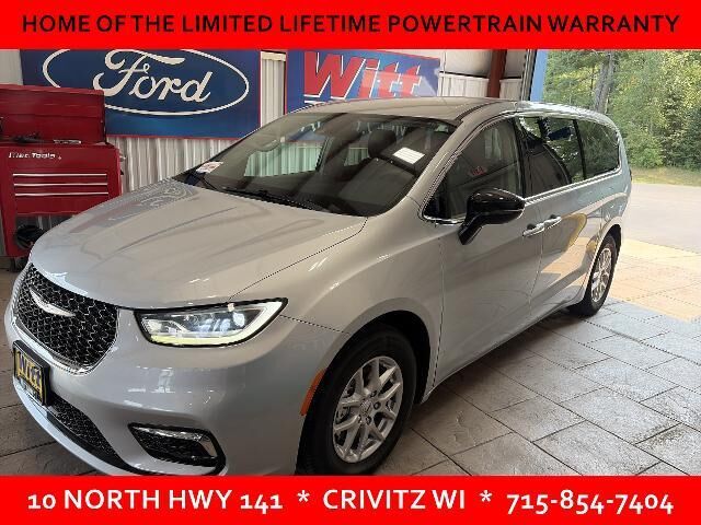 2024 Chrysler Pacifica Touring L — photo 1 of 10