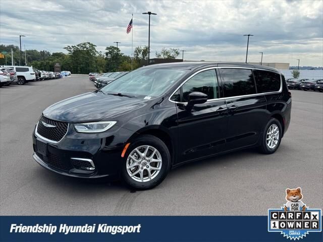2024 Chrysler Pacifica Touring L — photo 1 of 13
