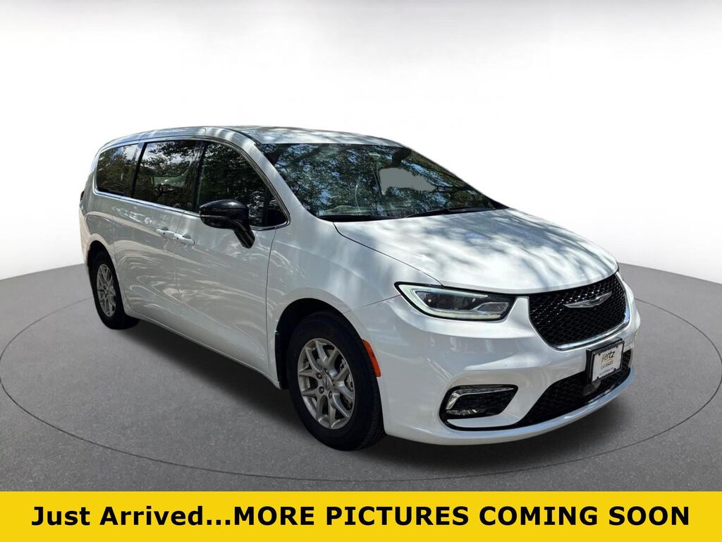 2025 Chrysler Pacifica Select — photo 1 of 23