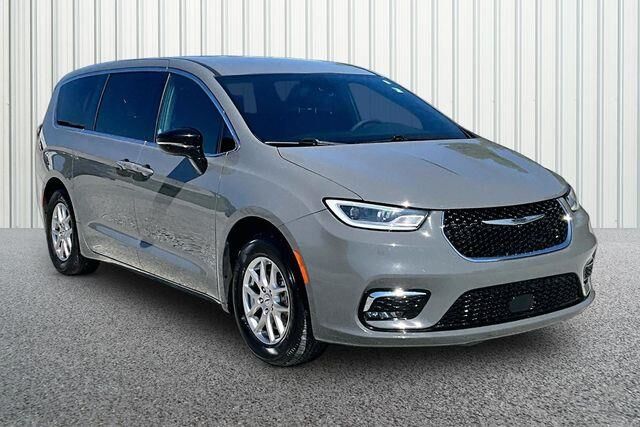 2025 Chrysler Pacifica Select — photo 1 of 13