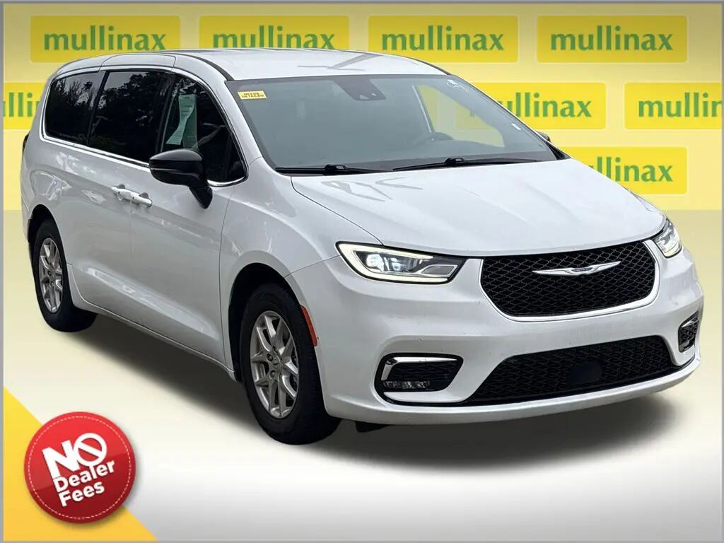 2025 Chrysler Pacifica Select — photo 1 of 26