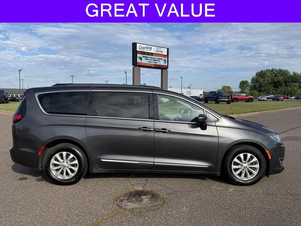 2017 Chrysler Pacifica Touring-L — photo 1 of 13