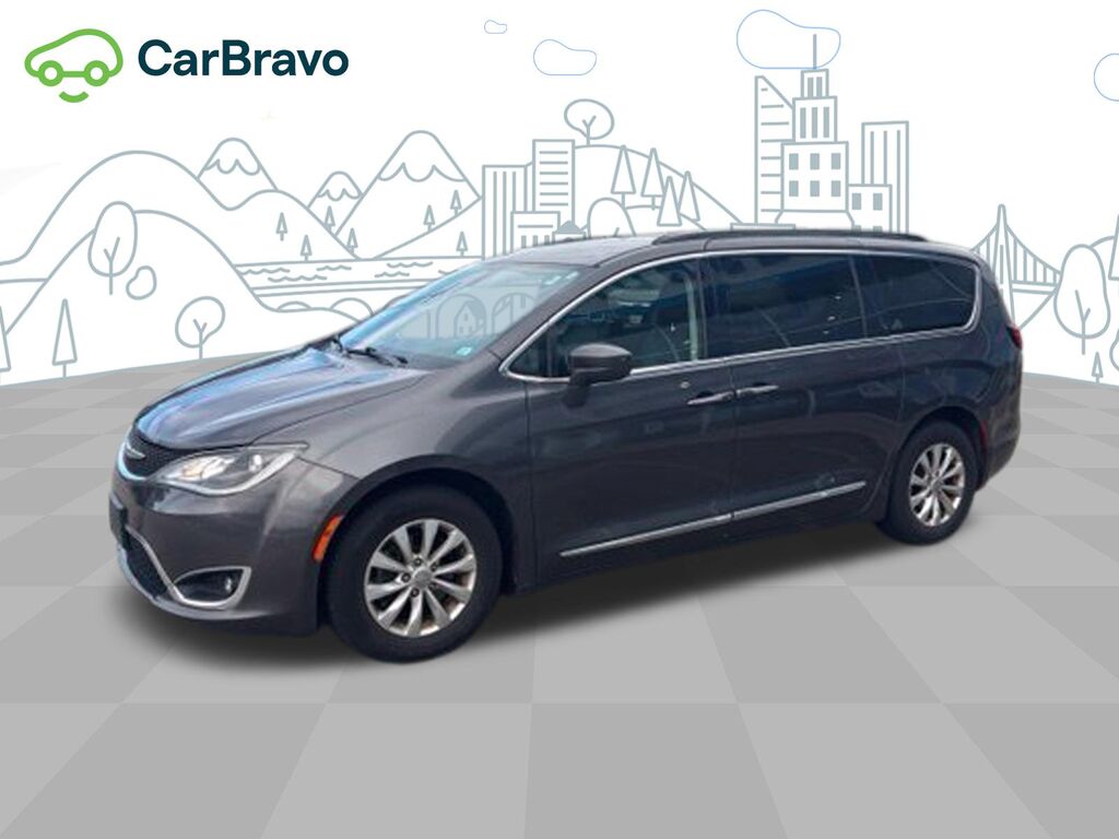 2017 Chrysler Pacifica Touring-L — photo 1 of 7