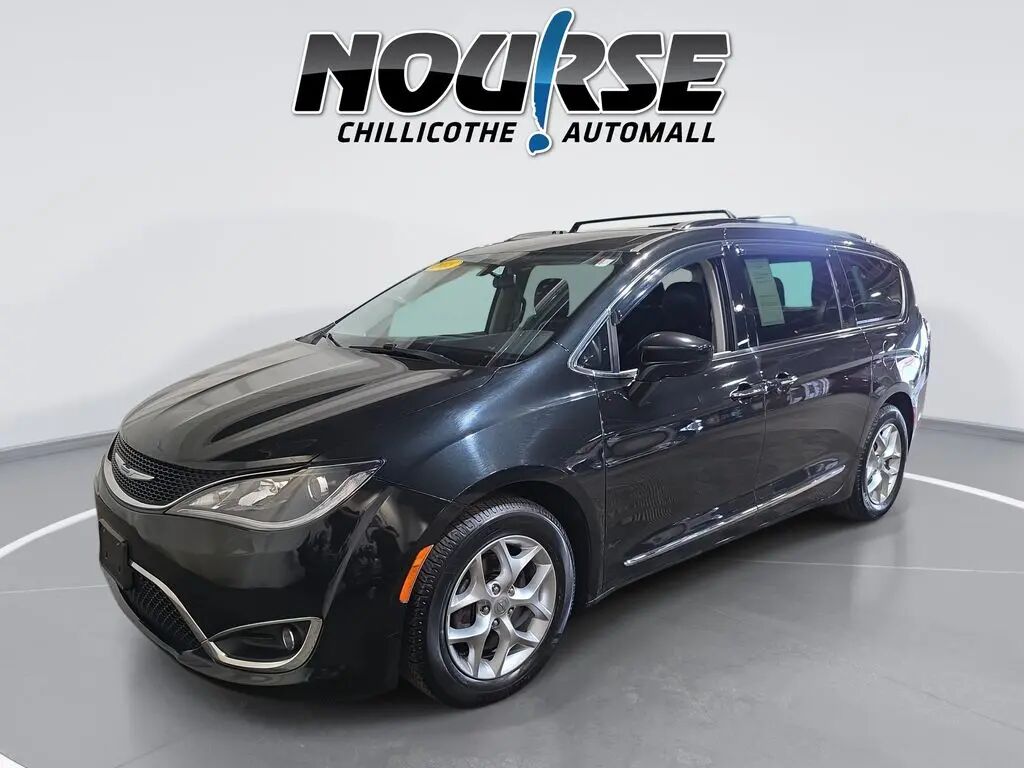 2018 Chrysler Pacifica Touring L — photo 1 of 13