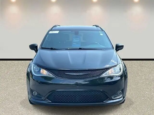 2020 Chrysler Pacifica Touring L — photo 1 of 13