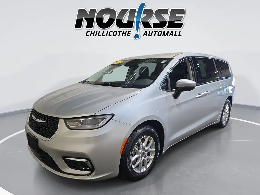 2023 Chrysler Pacifica Touring L — photo 1 of 13