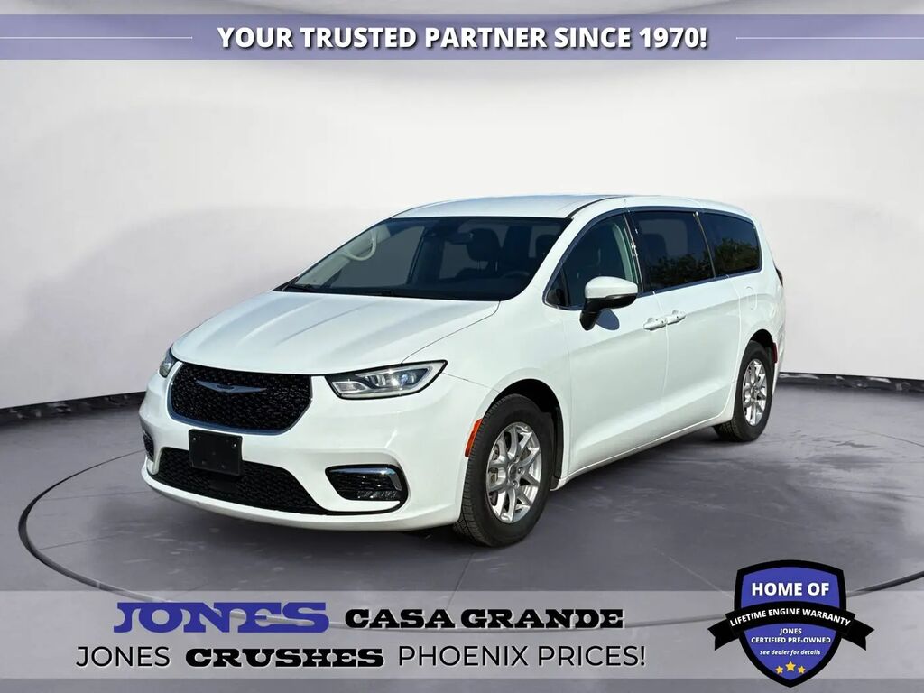 2023 Chrysler Pacifica Touring L — photo 1 of 13