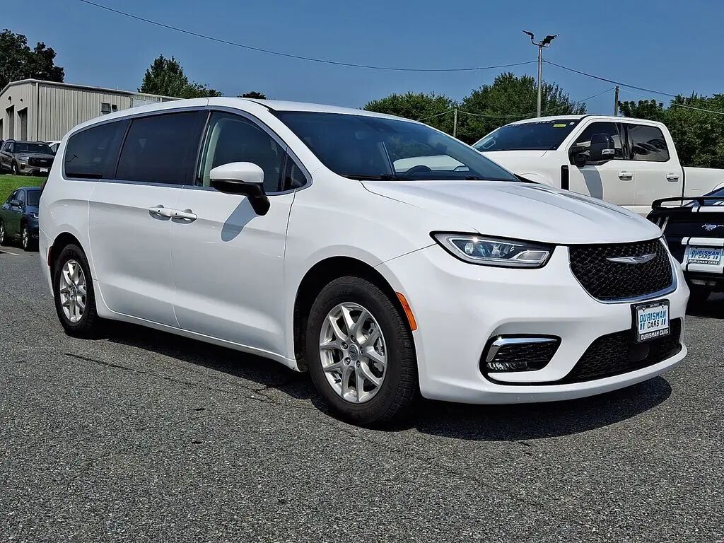 2023 Chrysler Pacifica Touring L — photo 1 of 13