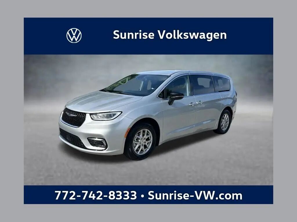 2024 Chrysler Pacifica Touring L — photo 1 of 13