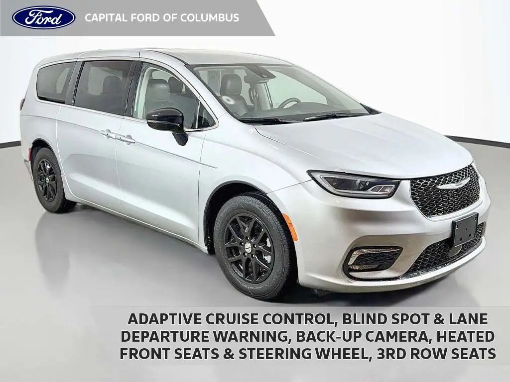 2024 Chrysler Pacifica Touring L — photo 1 of 12