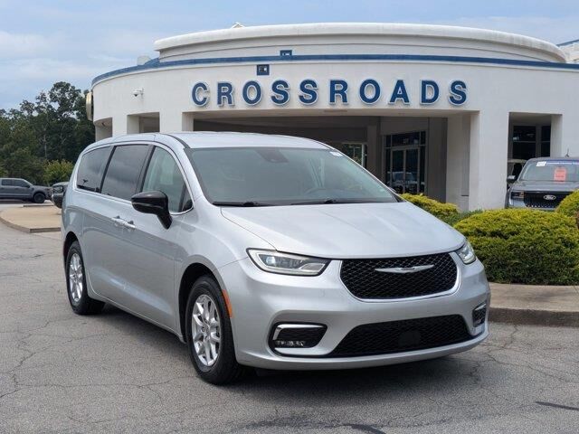 2024 Chrysler Pacifica Touring L — photo 1 of 2