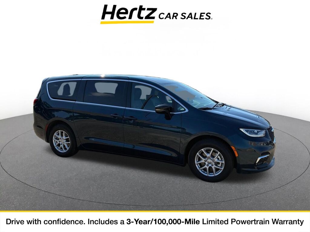 2025 Chrysler Pacifica Select — photo 1 of 11