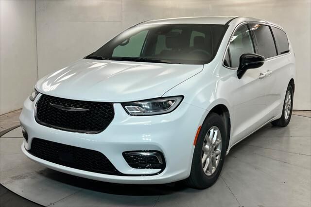 2025 Chrysler Pacifica Select — photo 1 of 13