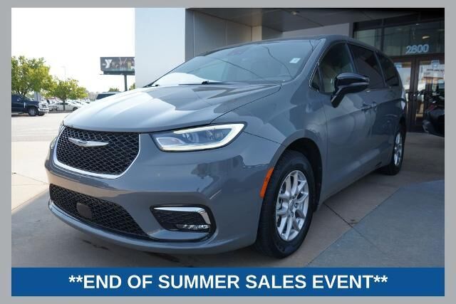 2025 Chrysler Pacifica Select — photo 1 of 13