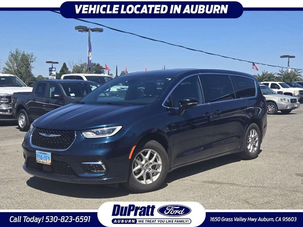 2025 Chrysler Pacifica Select