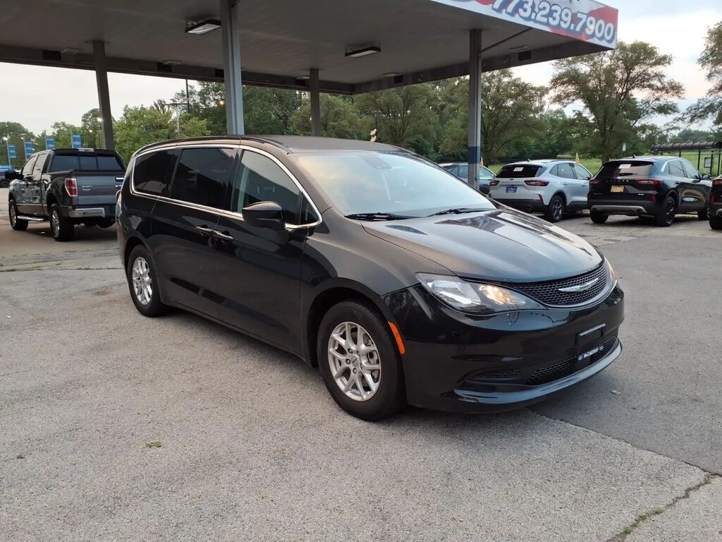 2023 Chrysler Voyager LX — photo 1 of 13
