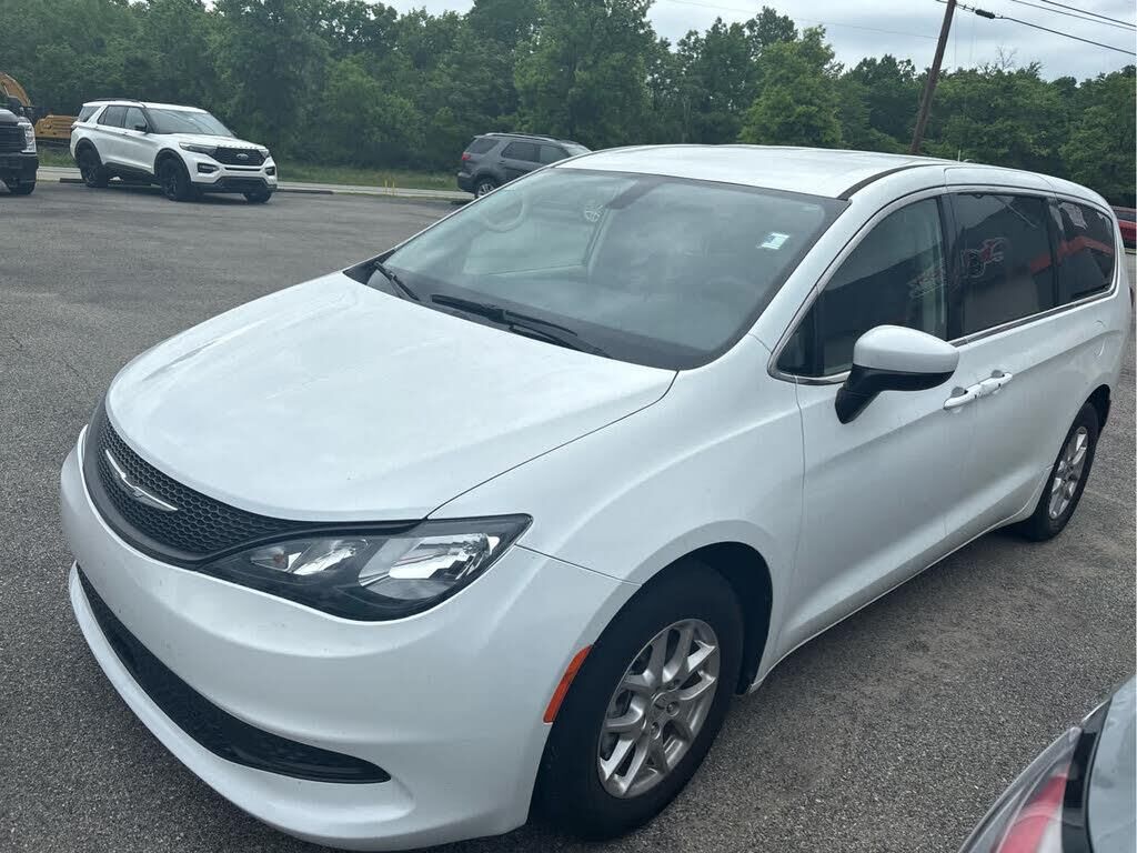 2022 Chrysler Voyager LX — photo 1 of 1