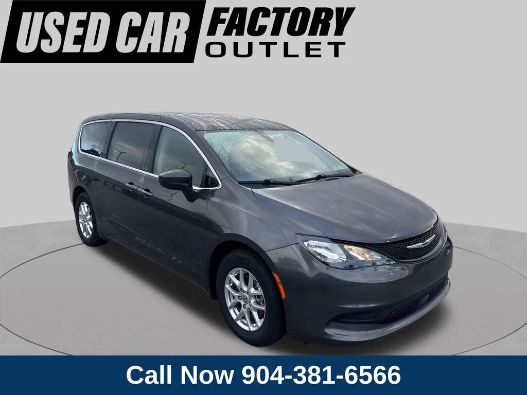 2022 Chrysler Voyager LX — photo 1 of 13