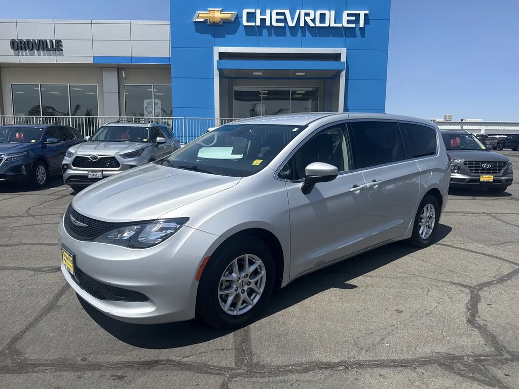 2023 Chrysler Voyager LX — photo 1 of 13