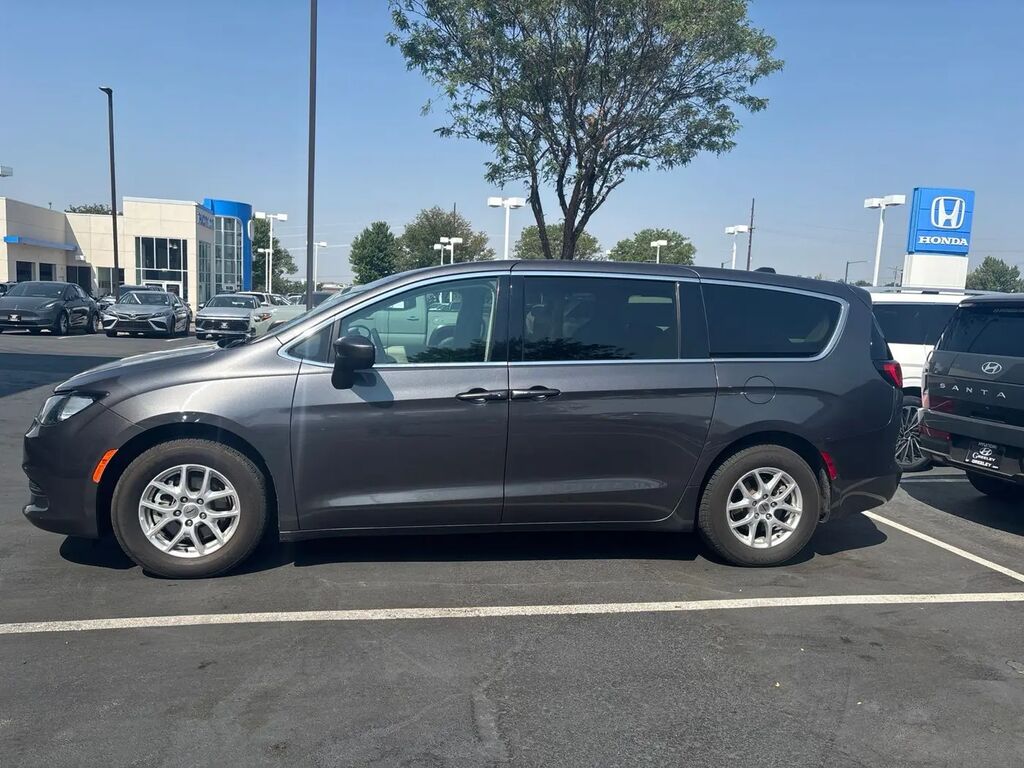 2022 Chrysler Voyager LX — photo 1 of 3