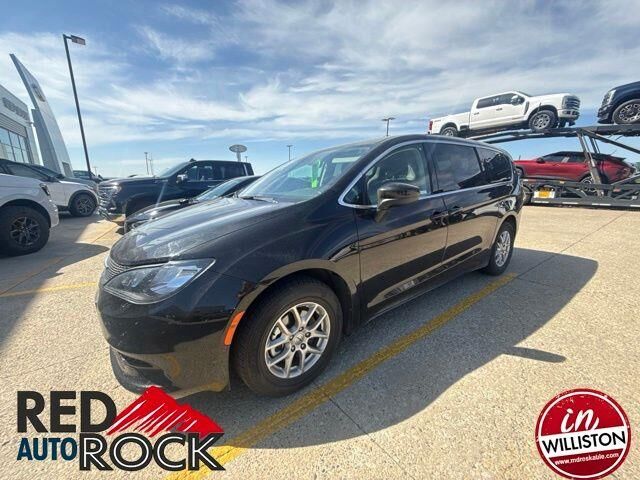 2024 Chrysler Voyager LX — photo 1 of 13