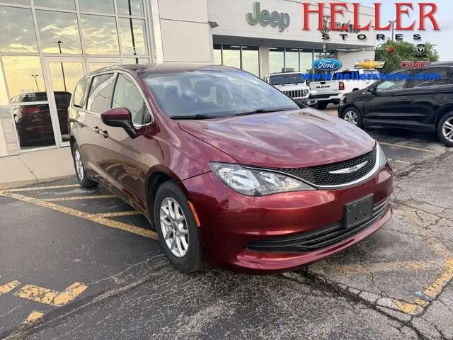 2017 Chrysler Pacifica Touring — photo 1 of 2