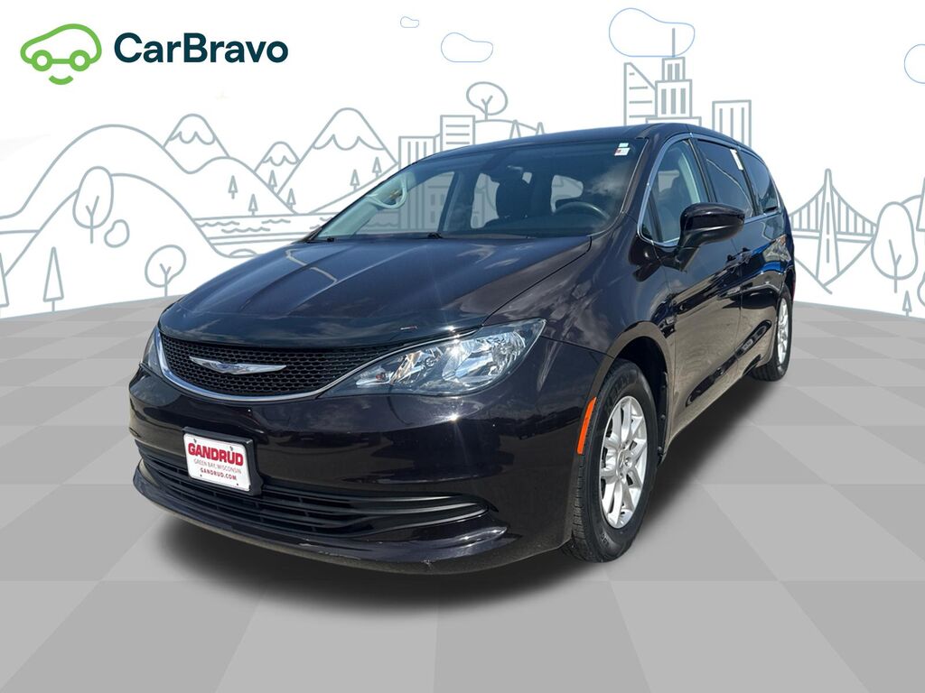 2017 Chrysler Pacifica Touring — photo 1 of 6
