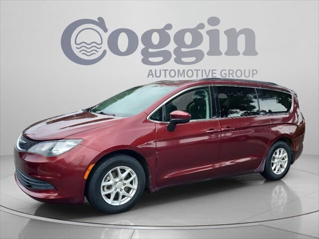 2017 Chrysler Pacifica Touring — photo 1 of 1