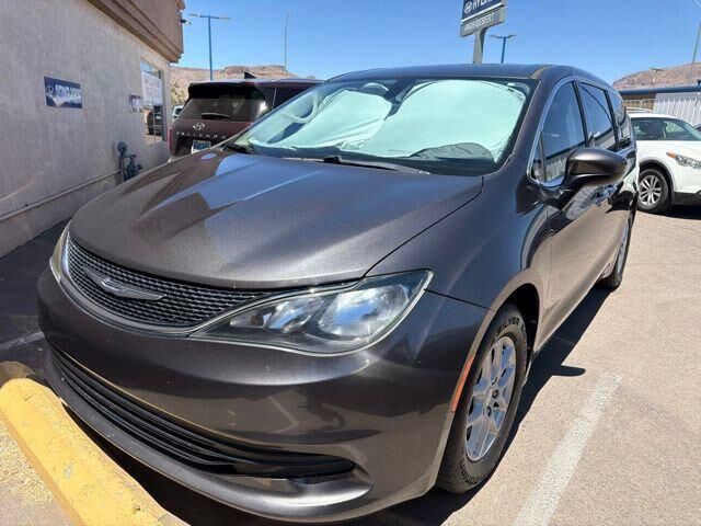 2017 Chrysler Pacifica Touring — photo 1 of 9